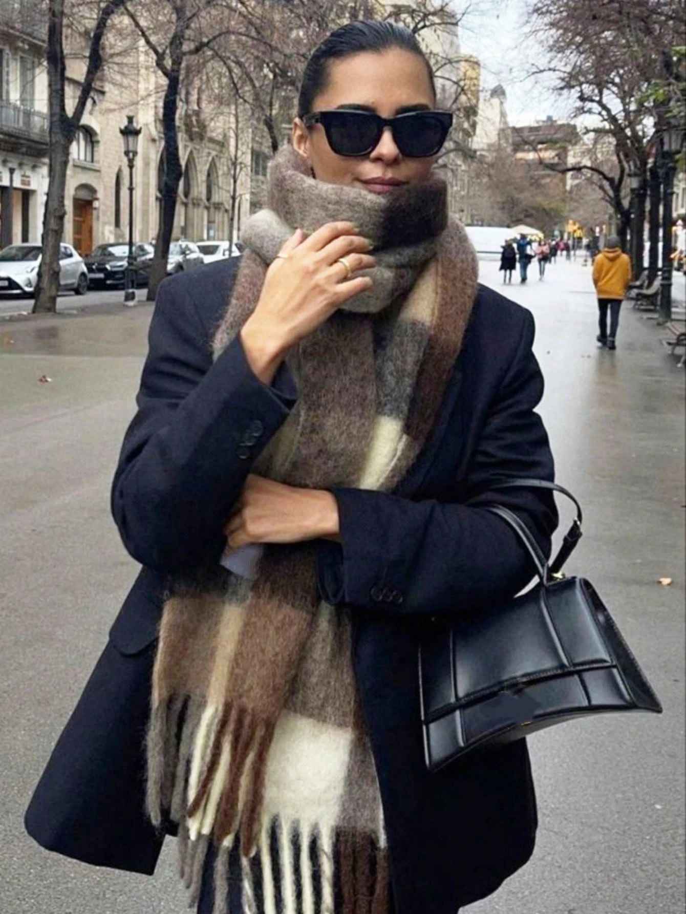 Écharpe de Luxe en Cachemire – Motif Carreaux et Style Pashmina