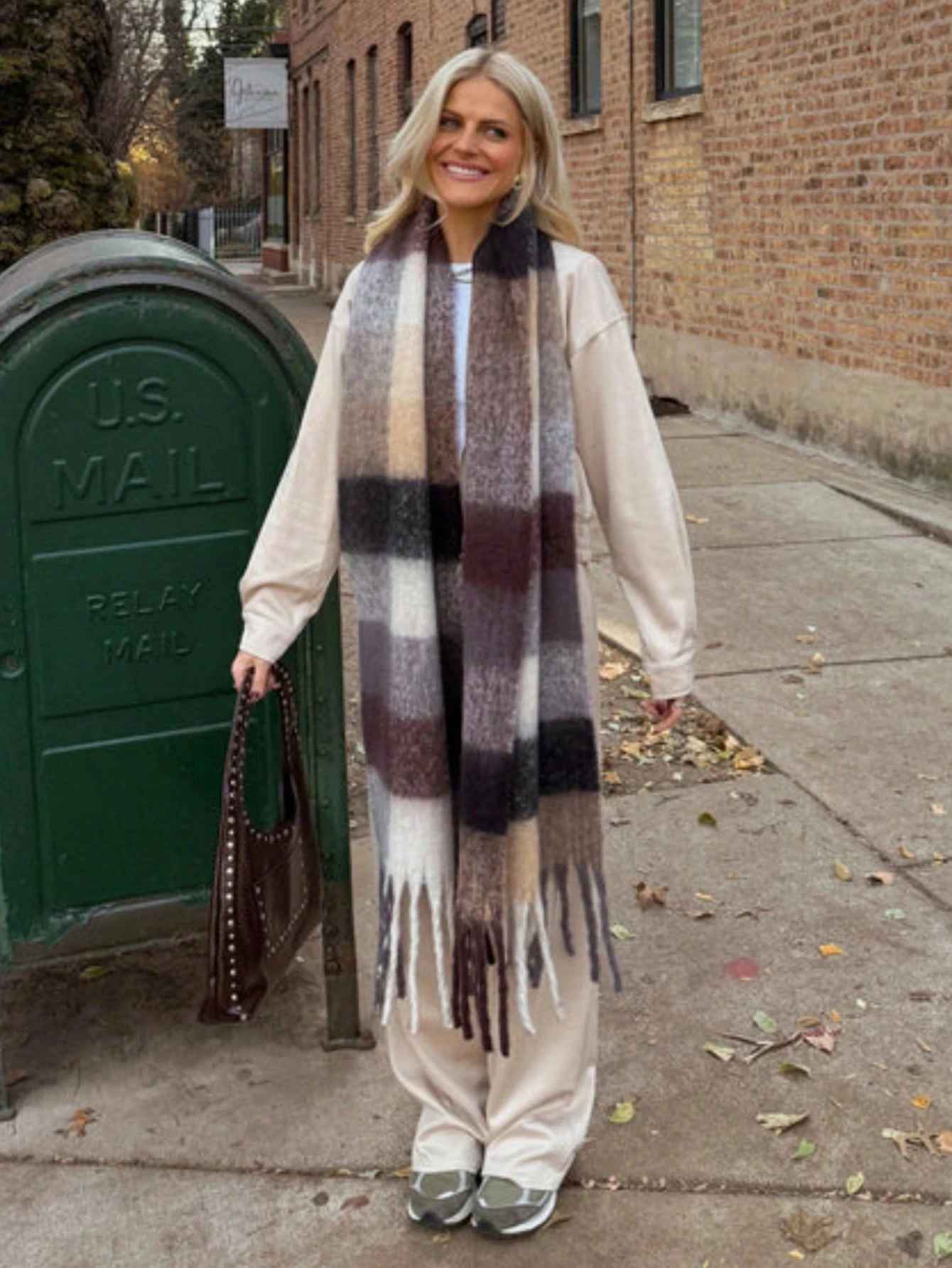 Écharpe de Luxe en Cachemire – Motif Carreaux et Style Pashmina