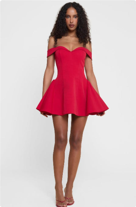 Mini-robe noire chic à épaules dénudées avec ourlet blanc